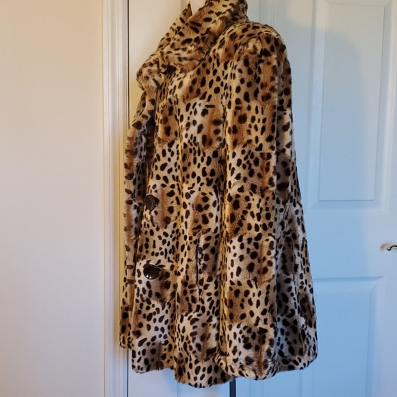 Faux Fur Cheetah/Leopard Coat by east 5th – Size L - Picture 6 of 13